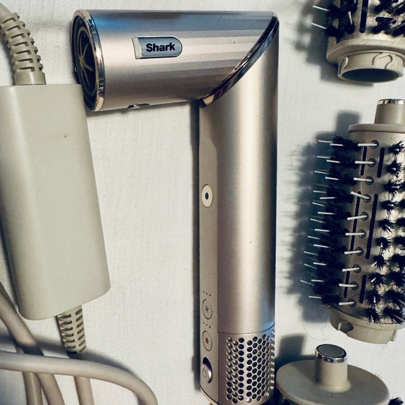 Shark Certified FlexStyle Air Styling & Drying System - Straight & Wavy - Picture 2 of 6